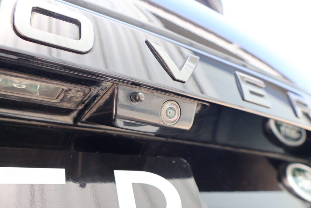 Land Rover Discovery R-DYNAMIC HSE MHEV   black pack side steps black wheels painted calipers 21