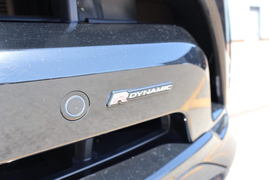 Land Rover Discovery R-DYNAMIC HSE MHEV   black pack side steps black wheels painted calipers 23
