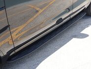 Land Rover Discovery R-DYNAMIC HSE MHEV   black pack side steps black wheels painted calipers 27
