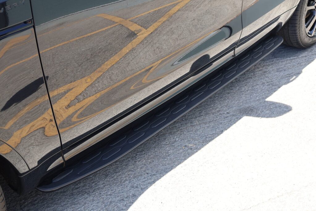 Land Rover Discovery R-DYNAMIC HSE MHEV   black pack side steps black wheels painted calipers 27
