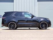 Land Rover Discovery R-DYNAMIC HSE MHEV   black pack side steps black wheels painted calipers 9