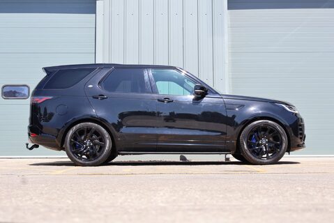 Land Rover Discovery R-DYNAMIC HSE MHEV   black pack side steps black wheels painted calipers 9