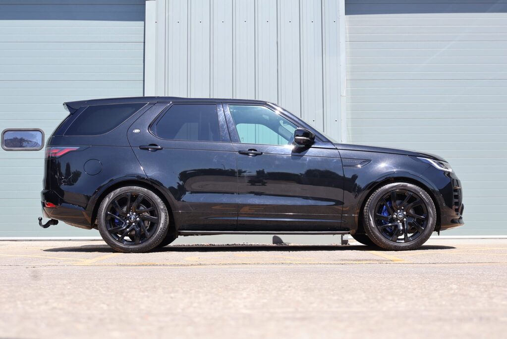 Land Rover Discovery R-DYNAMIC HSE MHEV   black pack side steps black wheels painted calipers 9