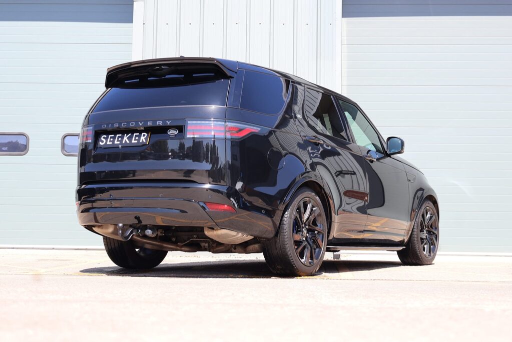 Land Rover Discovery R-DYNAMIC HSE MHEV   black pack side steps black wheels painted calipers 4