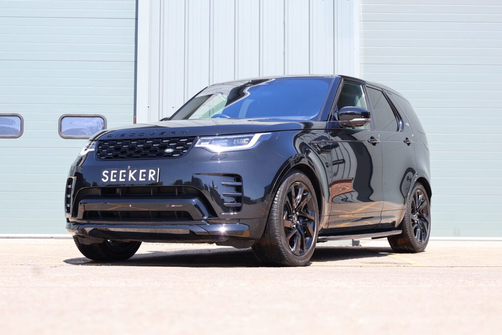 Land Rover Discovery R-DYNAMIC HSE MHEV   black pack side steps black wheels painted calipers 3