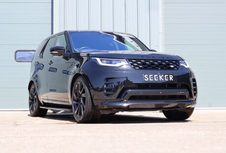 Land Rover Discovery R-DYNAMIC HSE MHEV   black pack side steps black wheels painted calipers