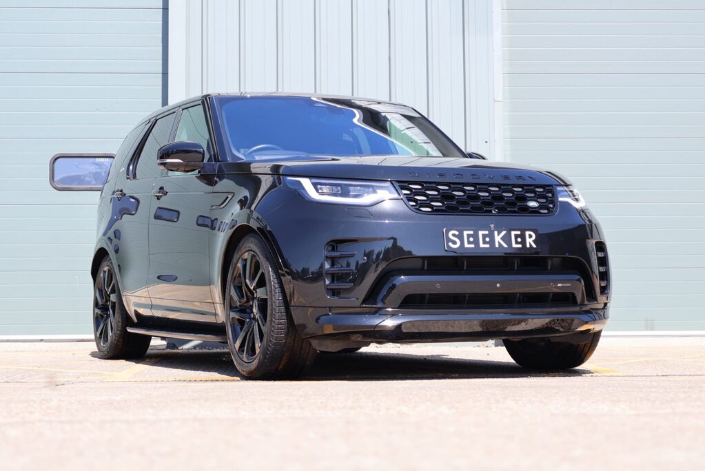 Land Rover Discovery R-DYNAMIC HSE MHEV   black pack side steps black wheels painted calipers 1