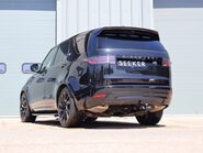 Land Rover Discovery R-DYNAMIC HSE MHEV   black pack side steps black wheels painted calipers 6
