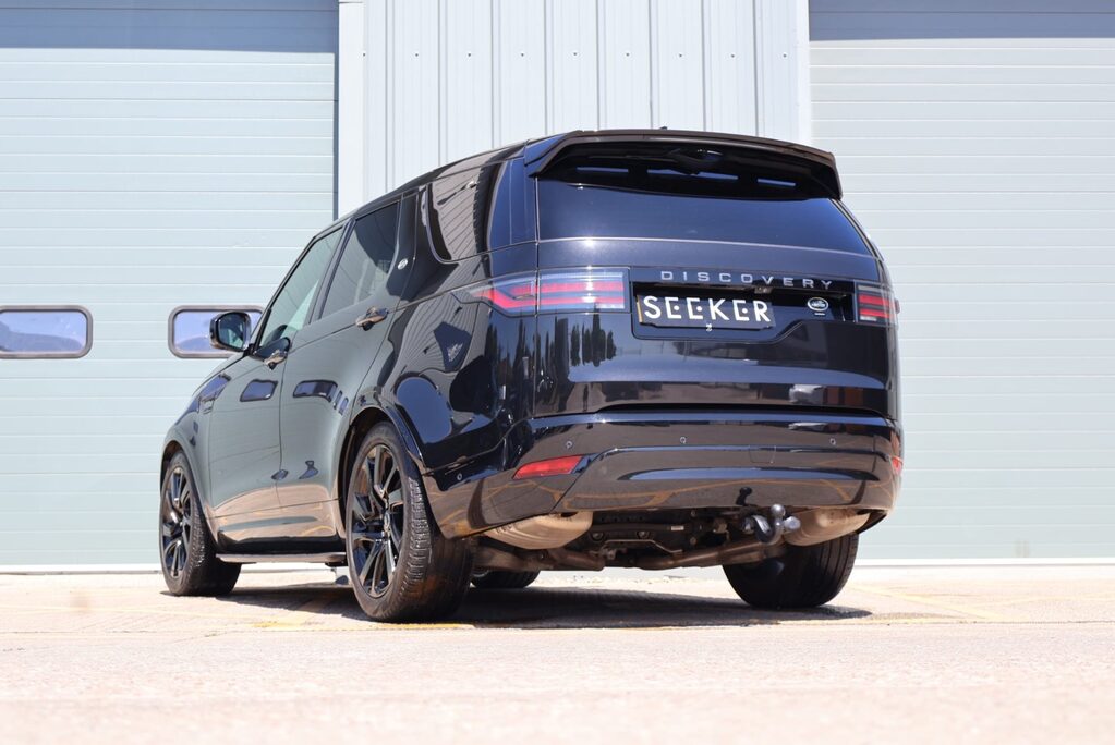 Land Rover Discovery R-DYNAMIC HSE MHEV   black pack side steps black wheels painted calipers 6