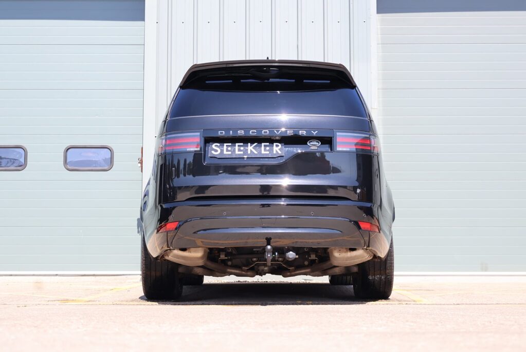 Land Rover Discovery R-DYNAMIC HSE MHEV   black pack side steps black wheels painted calipers 5