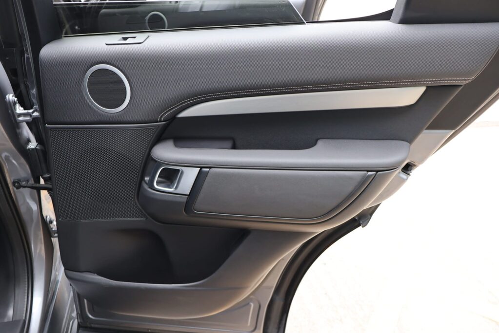 Land Rover Discovery COMMERCIAL DYNAMIC HSE styled by seeker genuine rear seats cost £7500 PV 17