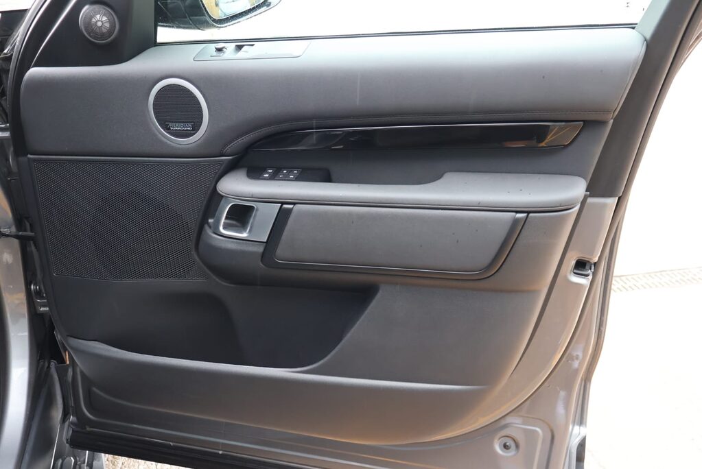 Land Rover Discovery HSE MHEV commercial with a rear seat conversion styled by seeker Uk 22