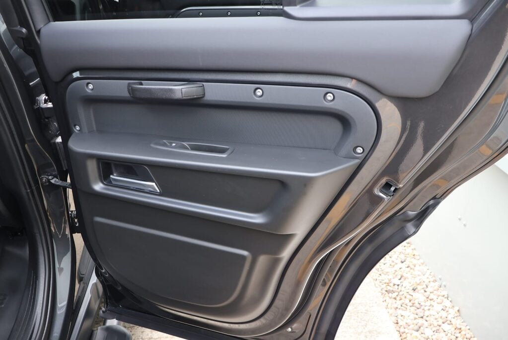 Land Rover Defender 110 2025  D250 HARD TOP X-DYNAMIC HSE  genuine  seat conversion styled seeker 21