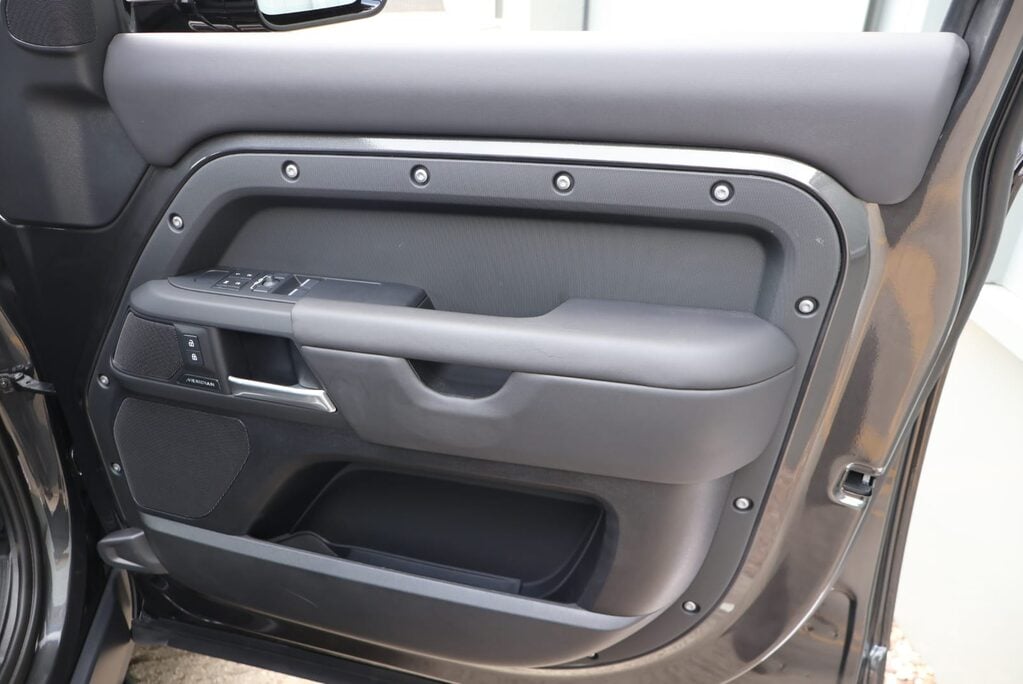 Land Rover Defender 110 2025  D250 HARD TOP X-DYNAMIC HSE  genuine  seat conversion styled seeker 19
