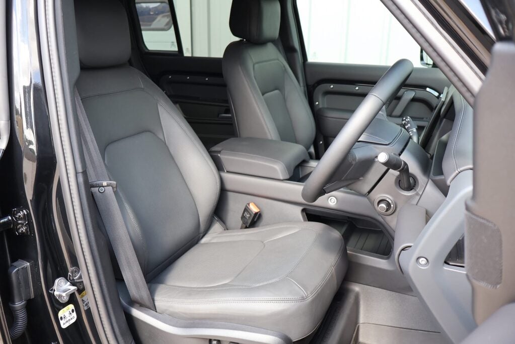 Land Rover Defender 110 2025 D350 HARD TOP X-DYNAMIC HSE huge factory spec rear seat conversion  18