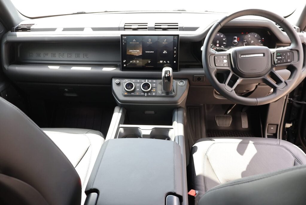 Land Rover Defender 110 2025 D350 HARD TOP X-DYNAMIC HSE huge factory spec rear seat conversion  27