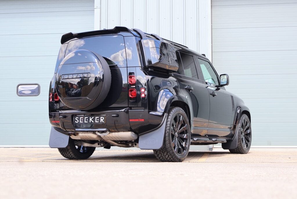 Land Rover Defender 110 2025 D350 HARD TOP X-DYNAMIC HSE huge factory spec rear seat conversion  4
