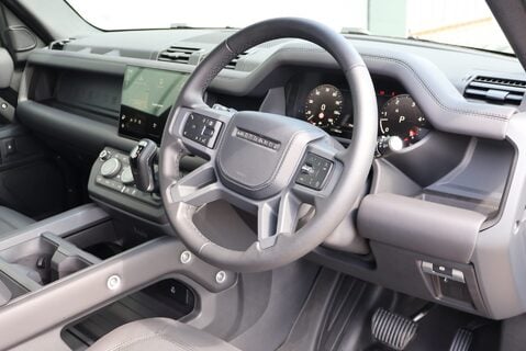 Land Rover Defender 110 2025 D350 HARD TOP X-DYNAMIC HSE huge factory spec rear seat conversion  24