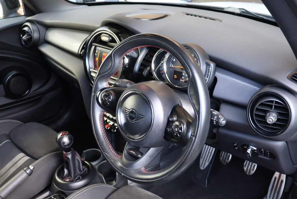Mini Hatch COOPER SPORT WITH UPGRADE WHEELS BLACK PACK PRIVACY GLASS 20