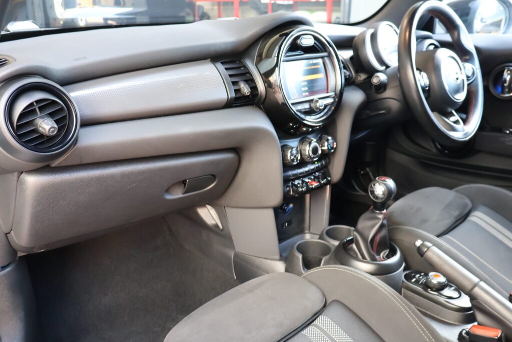 Mini Hatch COOPER SPORT WITH UPGRADE WHEELS BLACK PACK PRIVACY GLASS 16