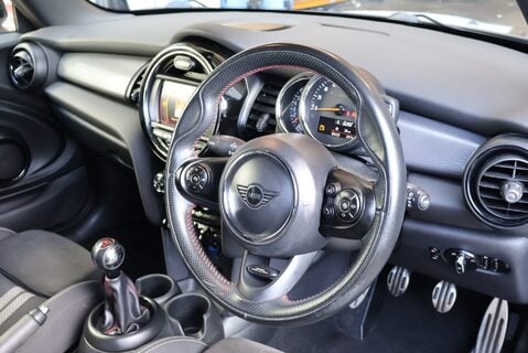 Mini Hatch COOPER SPORT WITH UPGRADE WHEELS BLACK PACK PRIVACY GLASS 19