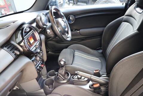 Mini Hatch COOPER SPORT WITH UPGRADE WHEELS BLACK PACK PRIVACY GLASS 13