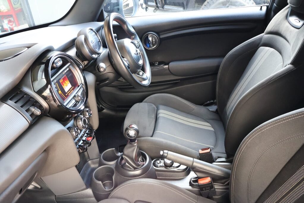 Mini Hatch COOPER SPORT WITH UPGRADE WHEELS BLACK PACK PRIVACY GLASS 13