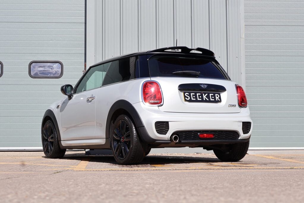 Mini Hatch COOPER SPORT WITH UPGRADE WHEELS BLACK PACK PRIVACY GLASS 4