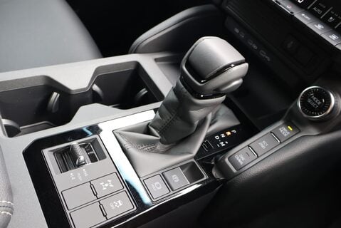 Toyota Land Cruiser COMMERCIAL WITH  REAR SEATS AND PRIVACY  28
