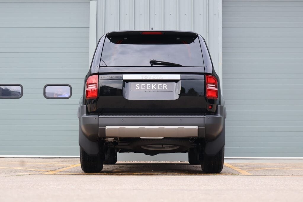Toyota Land Cruiser COMMERCIAL WITH  REAR SEATS AND PRIVACY  5