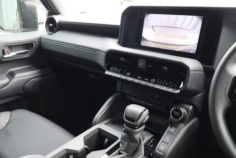 Toyota Land Cruiser COMMERCIAL WITH  REAR SEATS AND PRIVACY  27