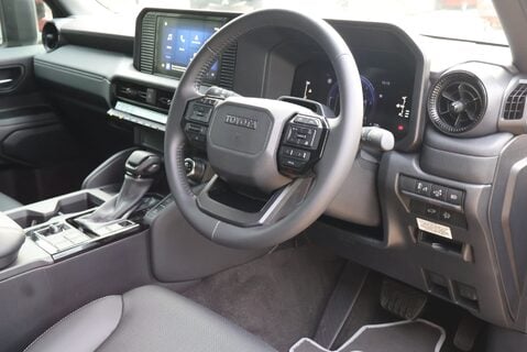 Toyota Land Cruiser COMMERCIAL demo model with roof bars and high gloss black pack  20