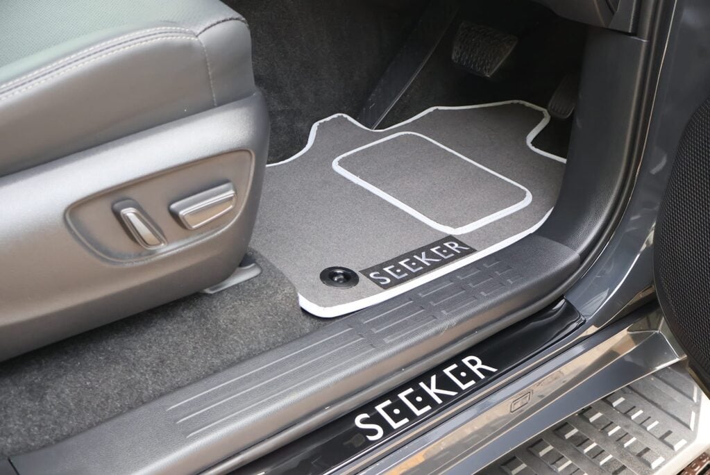 Toyota Land Cruiser COMMERCIAL demo model with roof bars and high gloss black pack  22