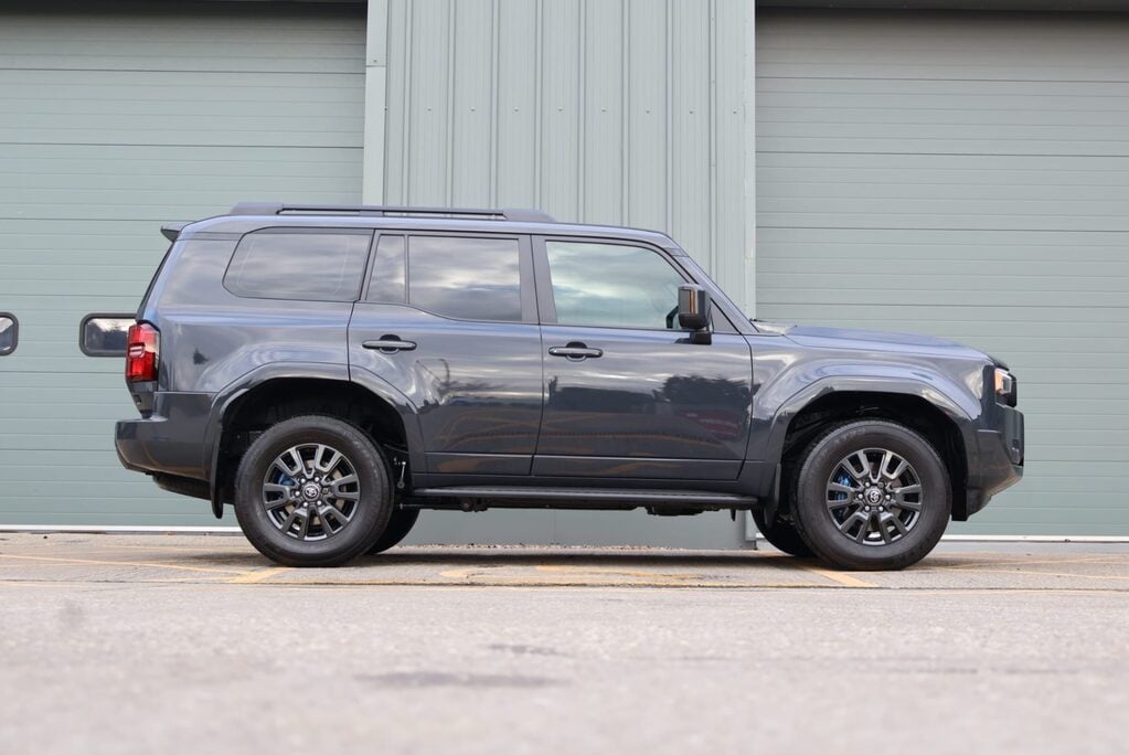 Toyota Land Cruiser COMMERCIAL demo model with roof bars and high gloss black pack  7