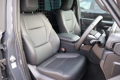 Toyota Land Cruiser COMMERCIAL demo model with roof bars and high gloss black pack  18