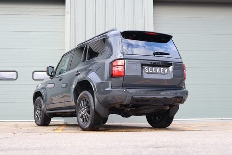 Toyota Land Cruiser COMMERCIAL demo model with roof bars and high gloss black pack  6