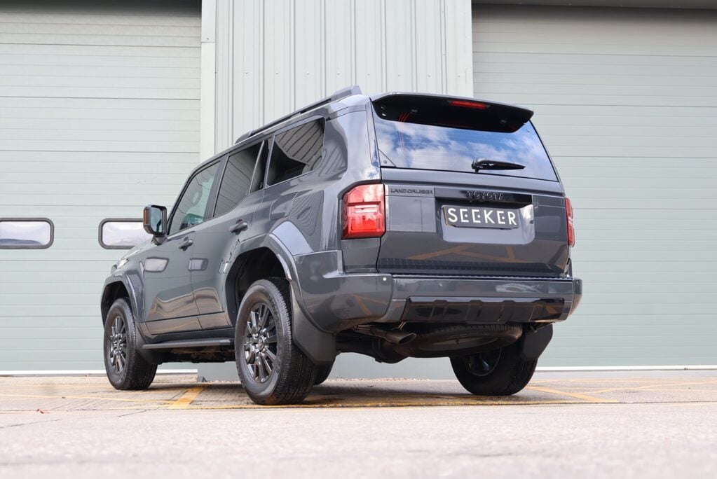 Toyota Land Cruiser COMMERCIAL demo model with roof bars and high gloss black pack  6