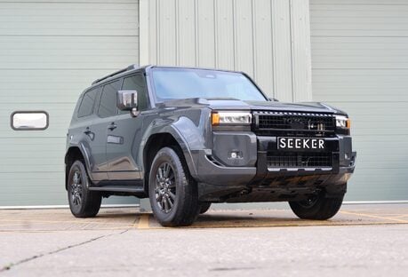 Toyota Land Cruiser COMMERCIAL demo model with roof bars and high gloss black pack 