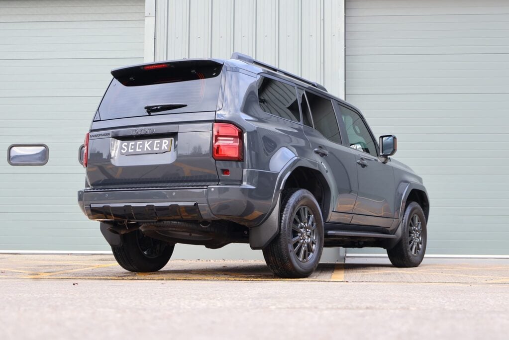 Toyota Land Cruiser COMMERCIAL demo model with roof bars and high gloss black pack  4