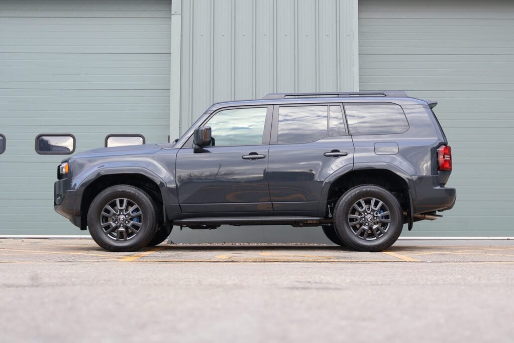 Toyota Land Cruiser COMMERCIAL demo model with roof bars and high gloss black pack  10