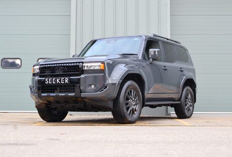 Toyota Land Cruiser COMMERCIAL demo model with roof bars and high gloss black pack 