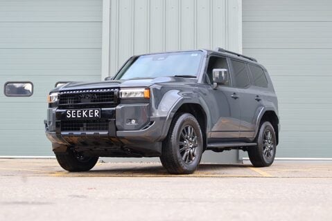 Toyota Land Cruiser COMMERCIAL demo model with roof bars and high gloss black pack  1