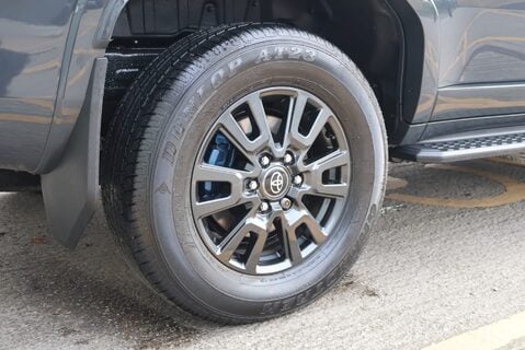 Toyota Land Cruiser COMMERCIAL demo model with roof bars and high gloss black pack  23