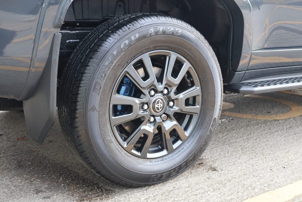 Toyota Land Cruiser COMMERCIAL demo model with roof bars and high gloss black pack  23