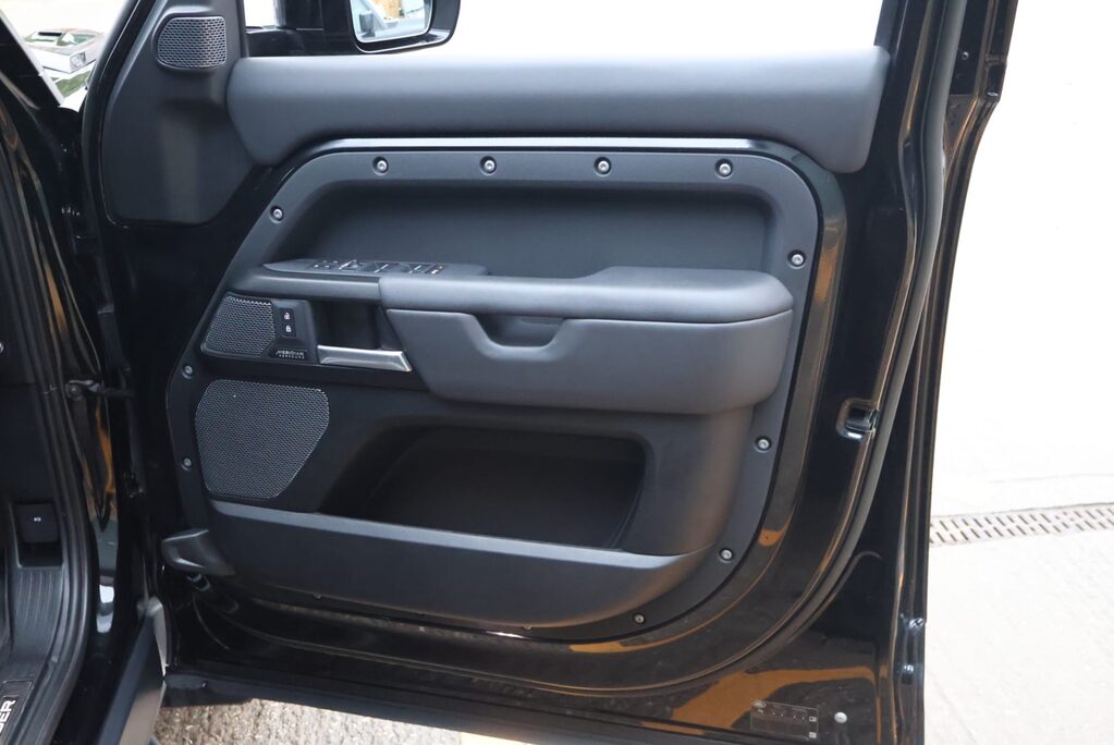 Land Rover Defender 110 P525 V8 Urban Edition  16