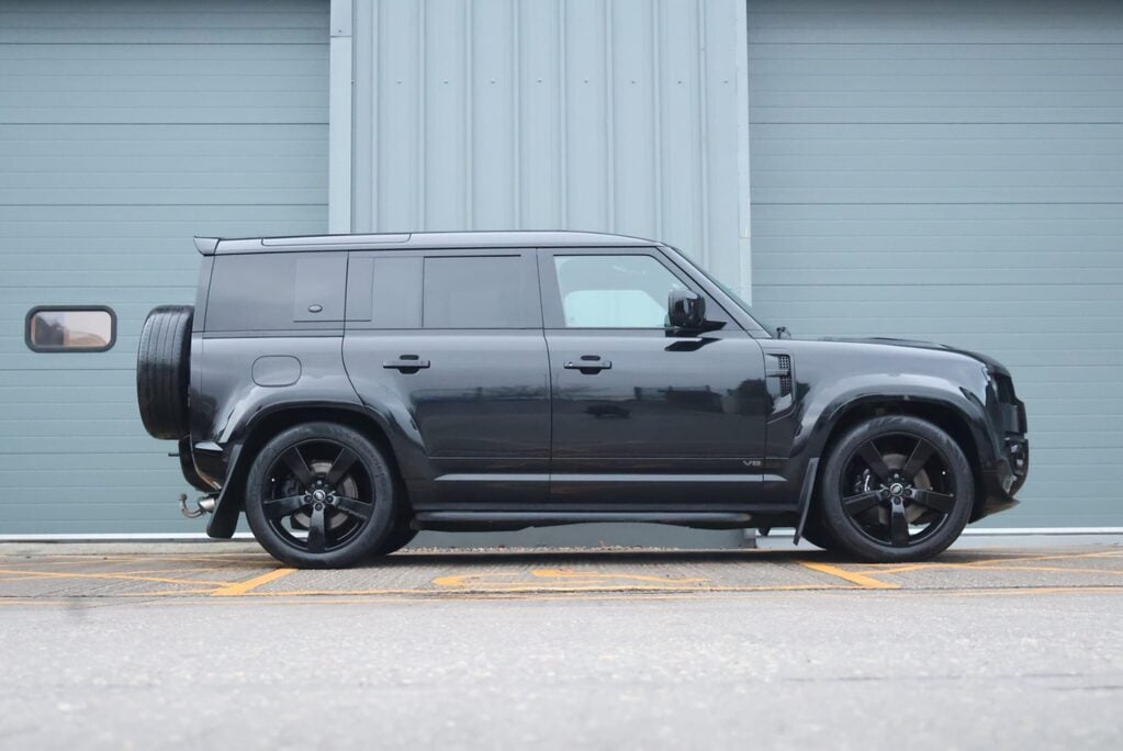 Land Rover Defender 110 P525 V8 Urban Edition  8