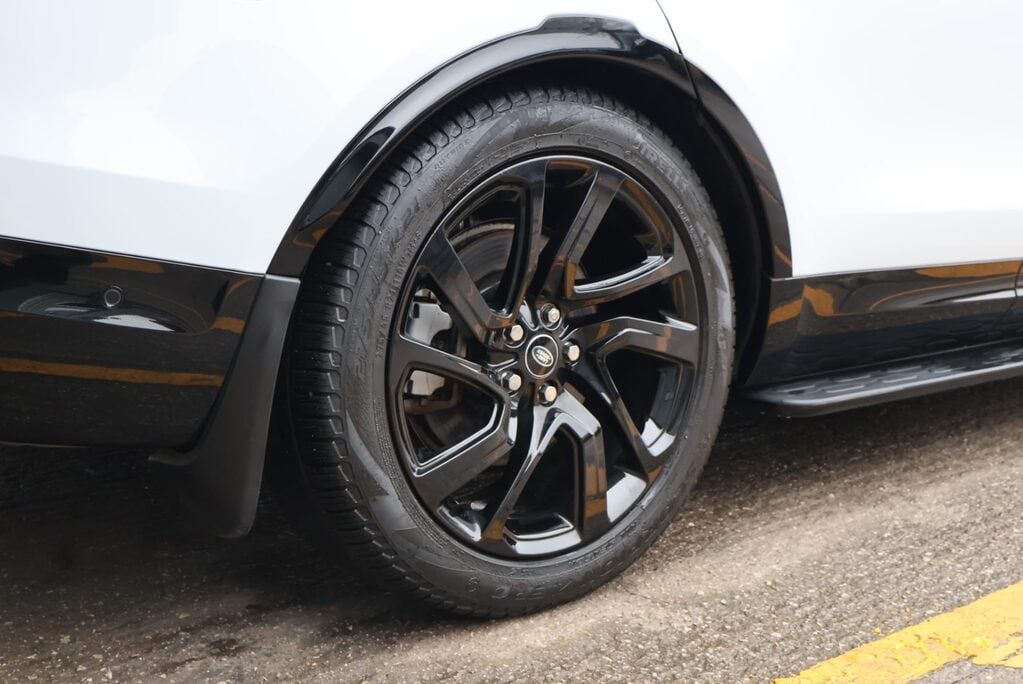 Land Rover Discovery R-DYNAMIC SE MHEV In RARE PEARL WHITE BLACK ROOF AND REAR SEATS  LOW MILES  11