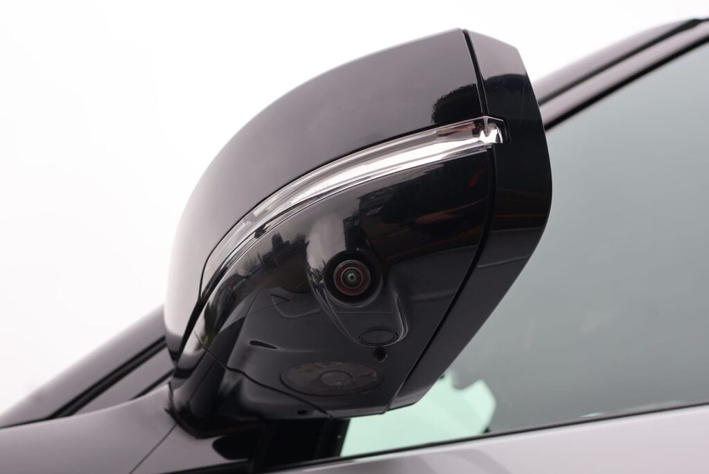 Land Rover Discovery R-DYNAMIC SE MHEV In RARE PEARL WHITE BLACK ROOF AND REAR SEATS  LOW MILES  17