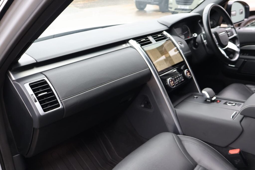 Land Rover Discovery R-DYNAMIC SE MHEV In RARE PEARL WHITE BLACK ROOF AND REAR SEATS  LOW MILES  18