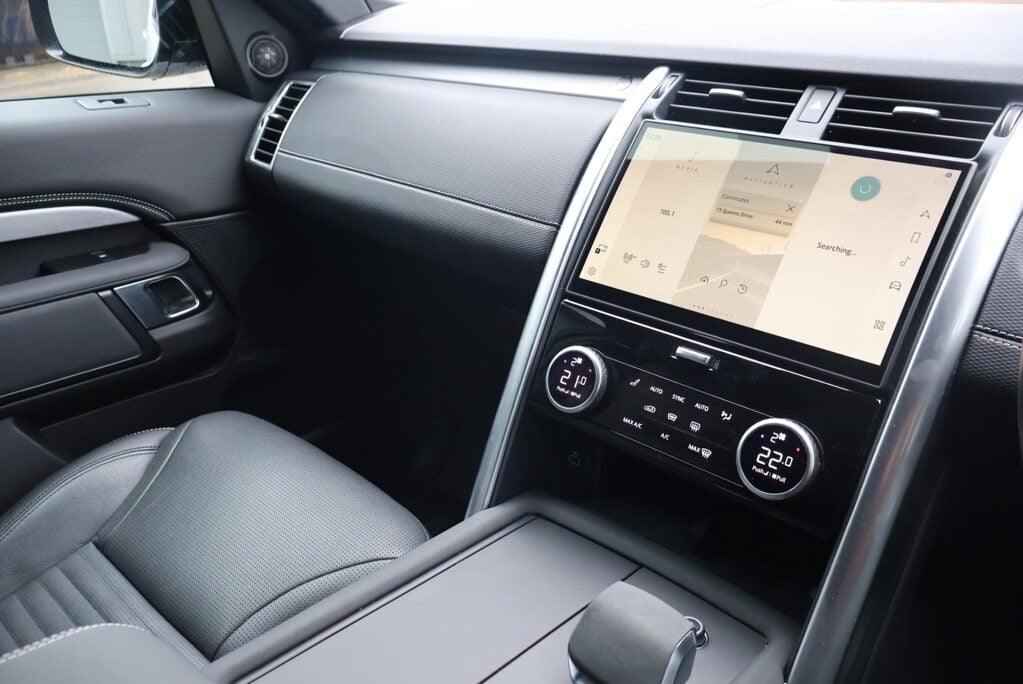 Land Rover Discovery R-DYNAMIC SE MHEV In RARE PEARL WHITE BLACK ROOF AND REAR SEATS  LOW MILES  24